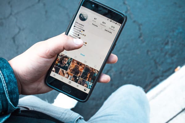 Smartphone mit Instagram in der Hand